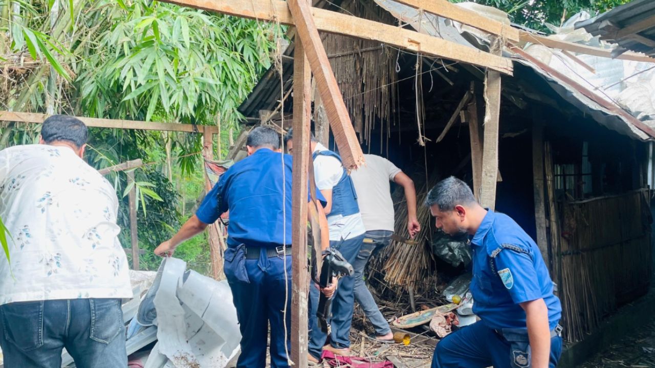 রান্নাঘরে মজুত বোমা বিস্ফোরণে উড়লো চালা, আহত নারী