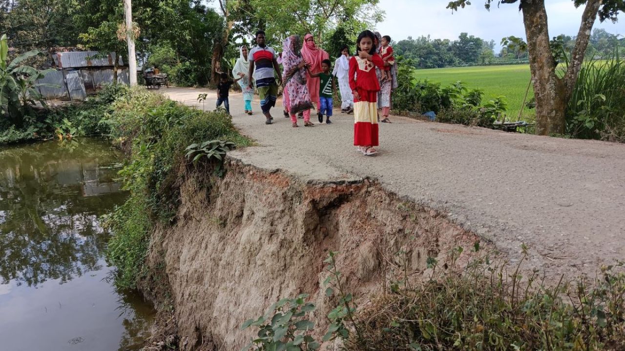 পুকুরে গিলে খাচ্ছে কোটি টাকার রাস্তা, ঝুঁকিতে পথচারীরা