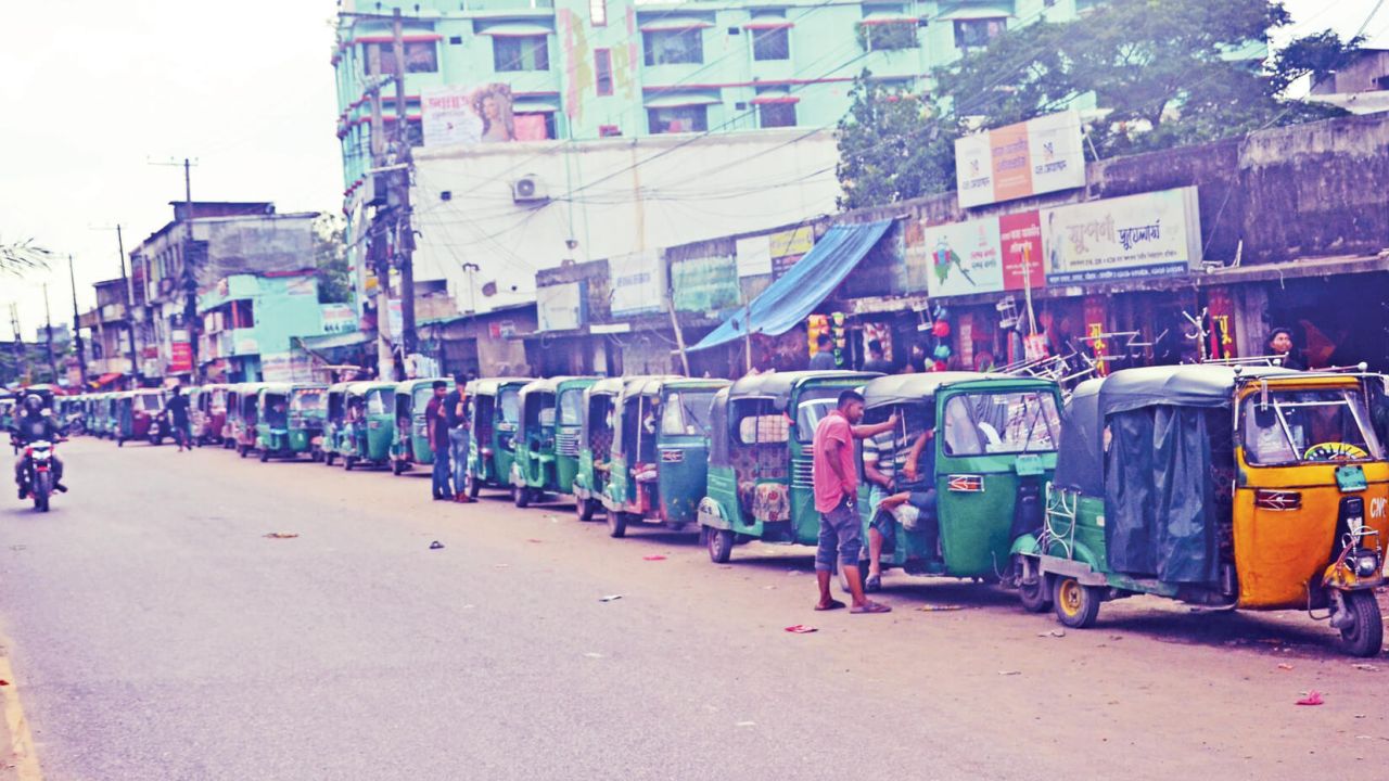 গ্যাস সংকটে সড়কে কমছে গাড়ি, বাড়ছে জনদুর্ভোগ