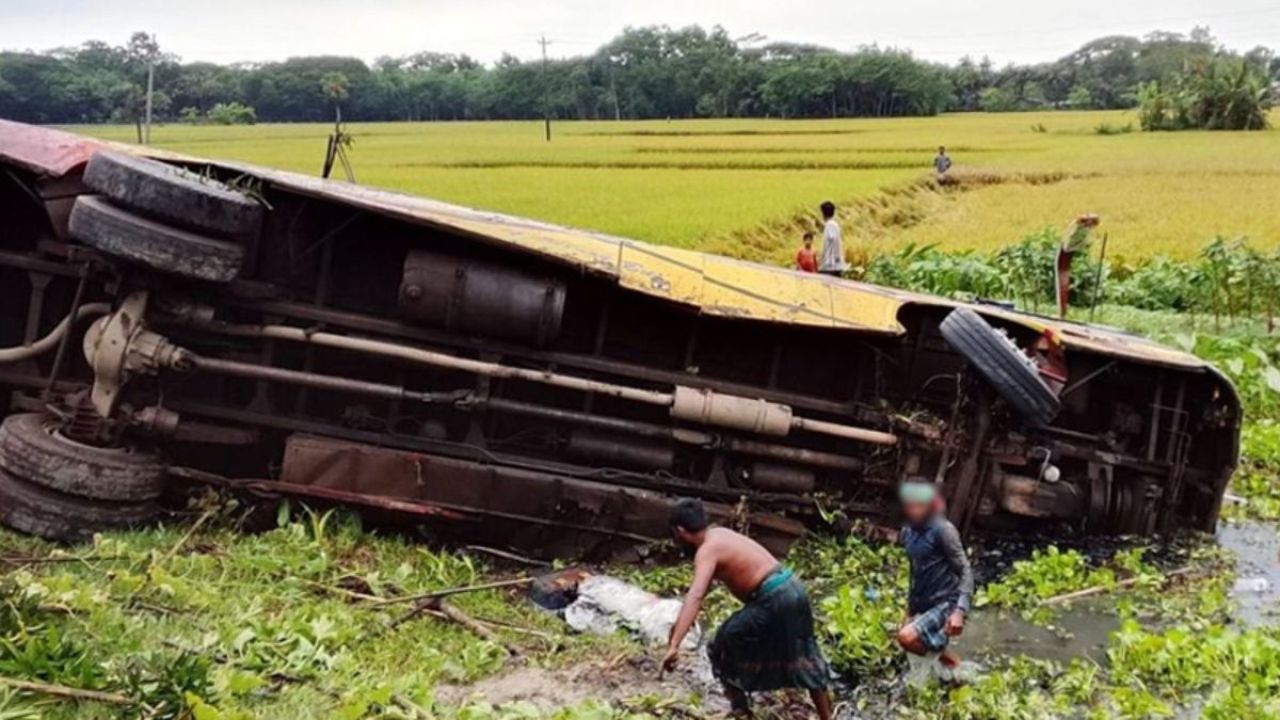 গোপালগঞ্জে বাস নিয়ন্ত্রণ হারিয়ে খাদে, নিহত ৩