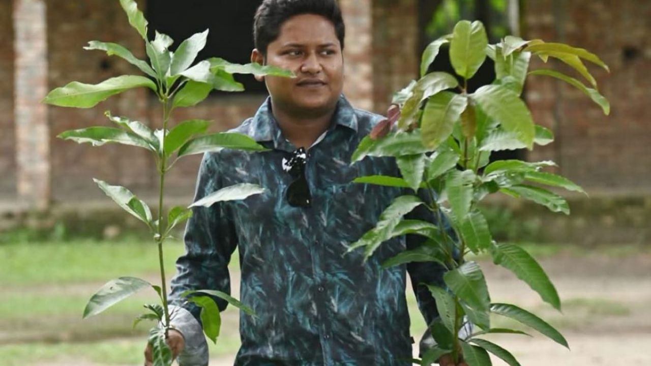 এক হাতে ক্যামেরা, অন্য হাতে সবুজের স্বপ্ন