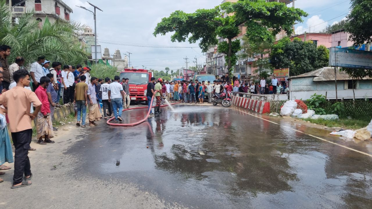 ইটবোঝাই ট্রাকের নিচে পড়ে সাবেক ইউপি সদস্য নিহত