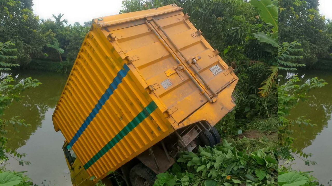 পিচ্ছিল সড়কে নিয়ন্ত্রণ হারিয়ে খাদে পিকআপ