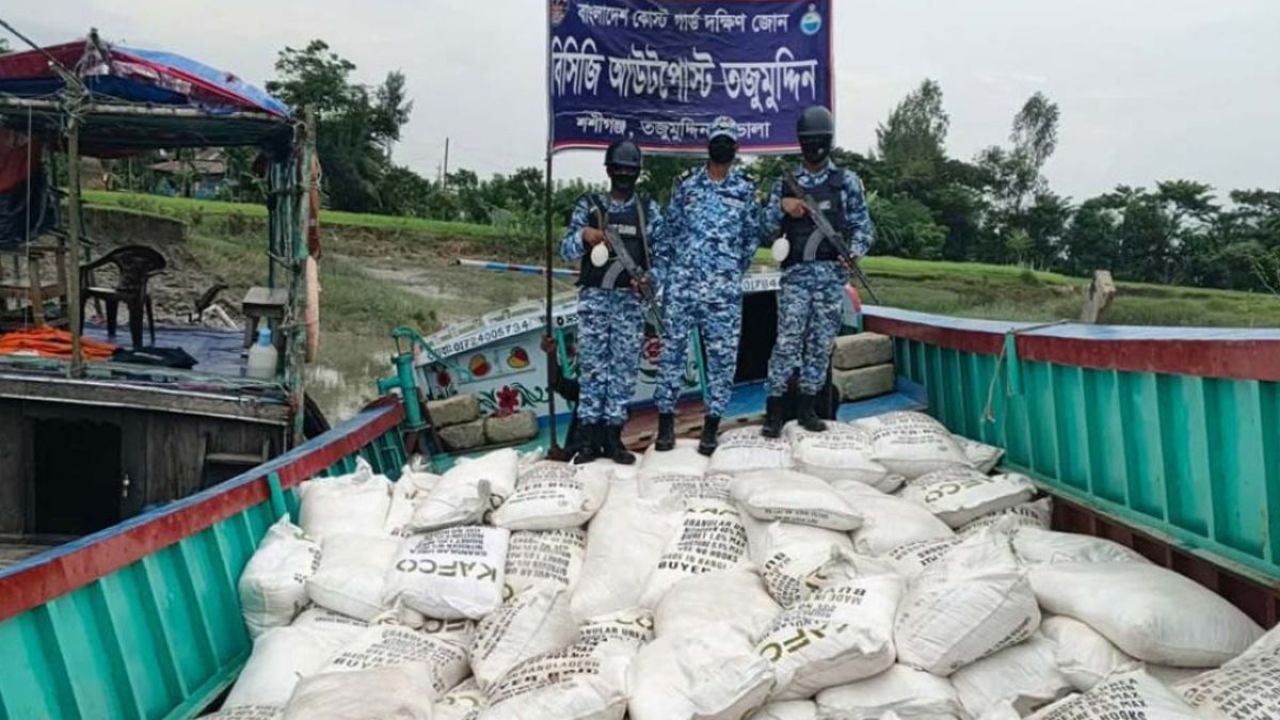 দেশে সংকট, অথচ সীমান্ত দিয়ে মিয়ানমারে পাচার হচ্ছে সার