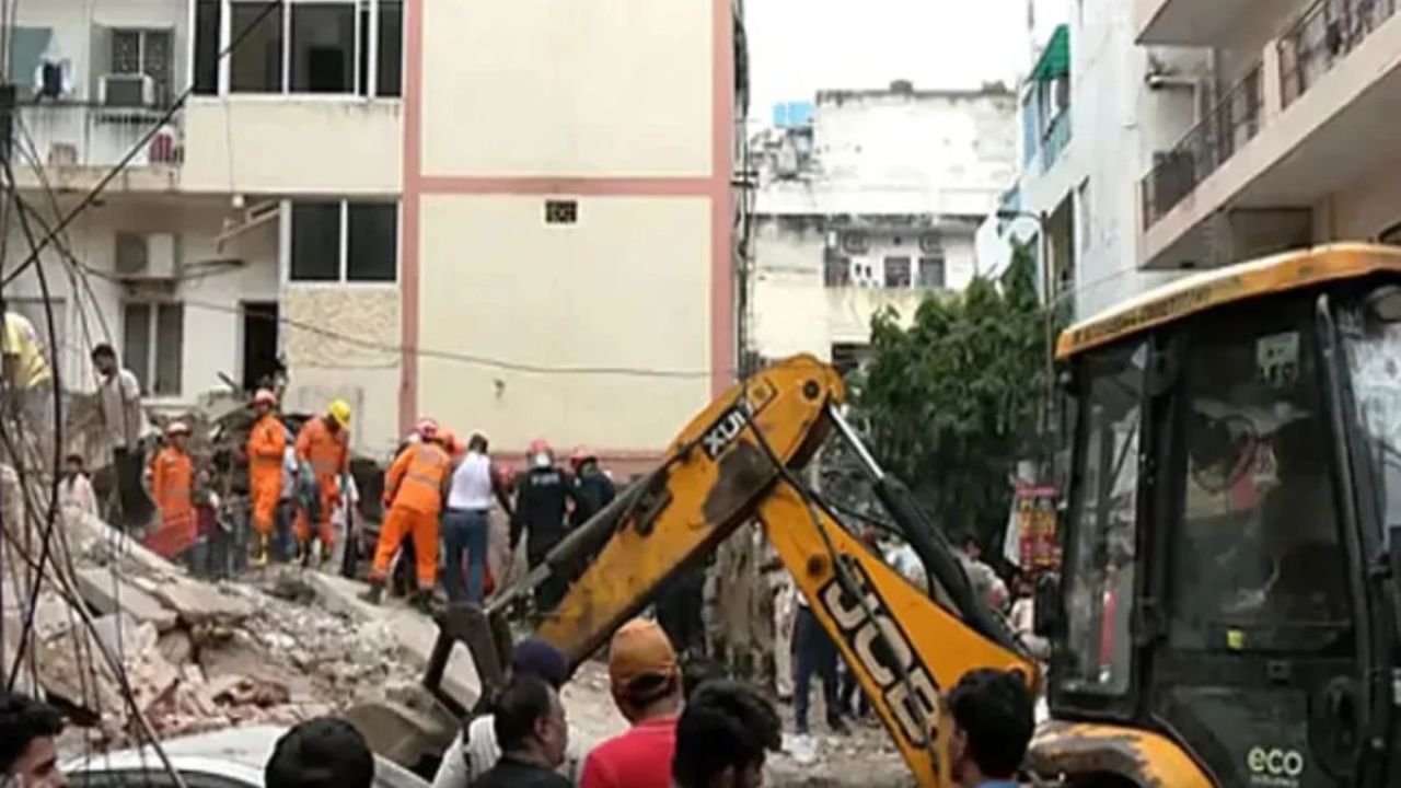 দিল্লিতে ৬ তলা ভবন ধসে বহু হতাহতের আশঙ্কা 