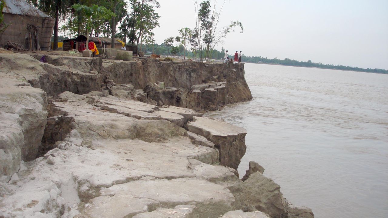 নদীভাঙনে বদলে যাচ্ছে গাইবান্ধার মানচিত্র