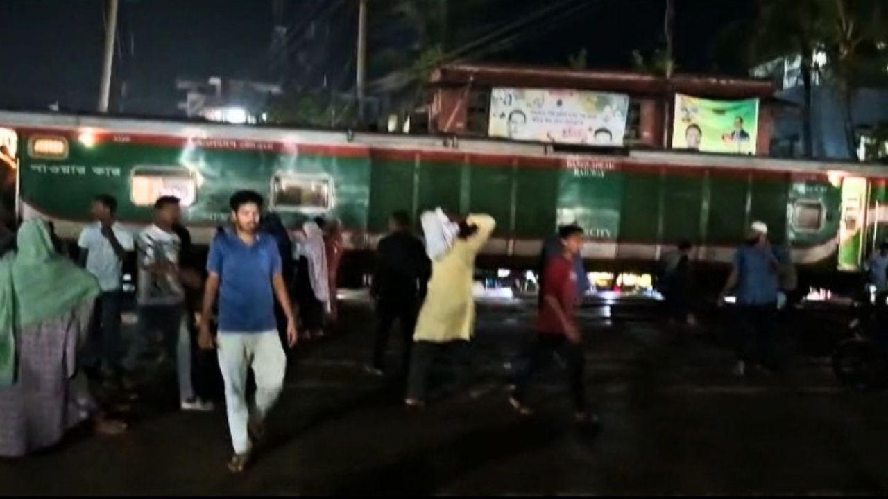 সান্তাহারে কুড়িগ্রাম এক্সপ্রেস লাইনচ্যুত, উত্তর-দক্ষিণাঞ্চলে ট্রেন চলাচল বন্ধ