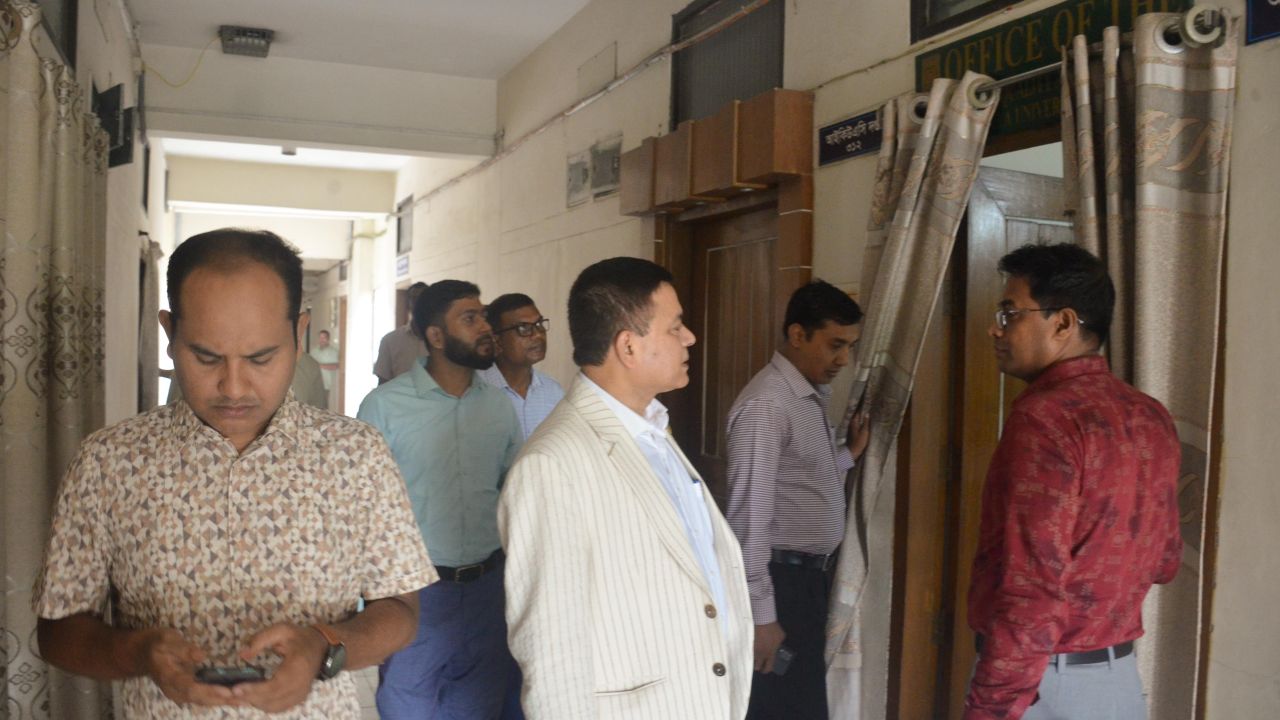বেরোবি উপাচার্যের ঝটিকা সফর : অফিসে অনুপস্থিত ২২ কর্মকর্তা-কর্মচারী