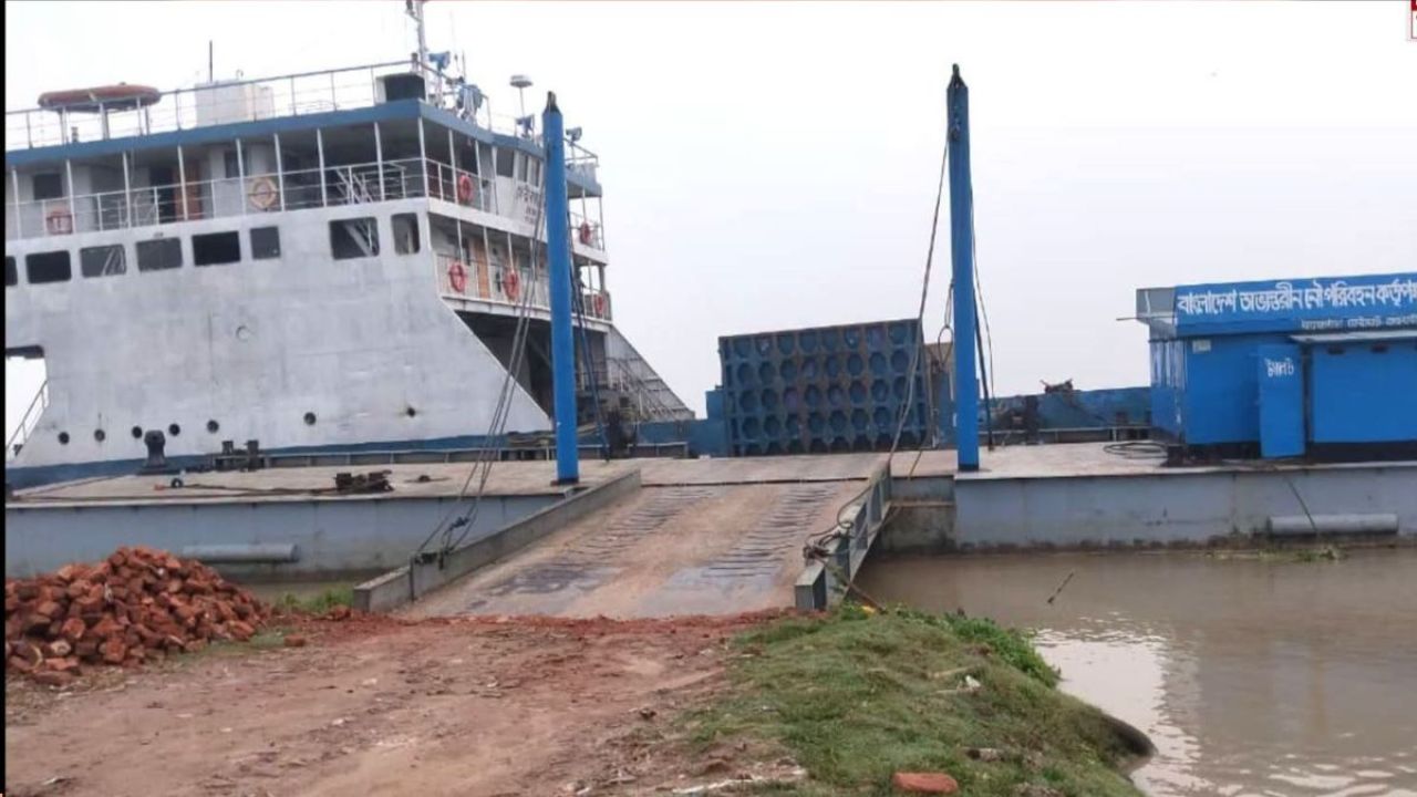 ধাওয়াপাড়া-নাজিরগঞ্জ রুটে তিন দিন ধরে ফেরি বন্ধ