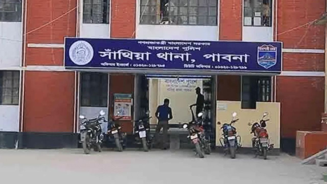 সাঁথিয়ায় পুকুরে মিলল পেঁয়াজ ব্যবসায়ীর গলাকাটা লাশ