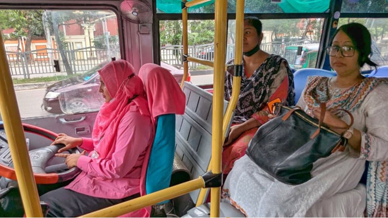 পিংক বাস ও নিরাপদ গণপরিবহনের চ্যালেঞ্জ