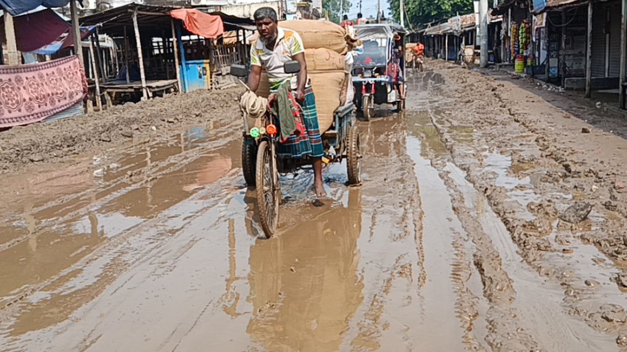 সড়ক খুঁড়ে লাপাত্তা ঠিকাদার প্রতিষ্ঠান