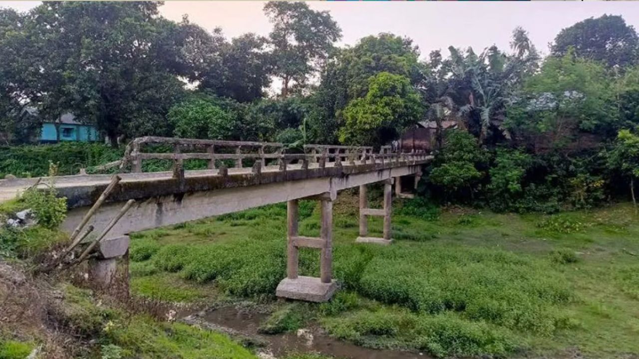 চার দশক আগের নড়বড়ে সেতু, বড় দুর্ঘটনার আশঙ্কা