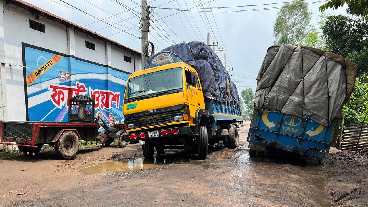 মিরজাপুর-রানীহাট সড়কে খানাখন্দ, ভোগান্তি চরমে