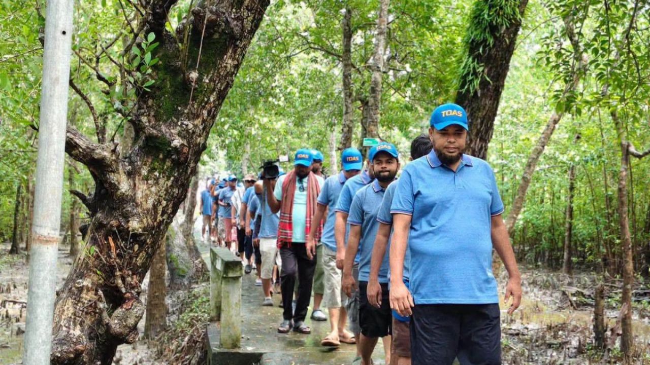 সুন্দরবনে টোয়াসের ৯ বস্তা প্লাস্টিক বর্জ্য অপসারণ