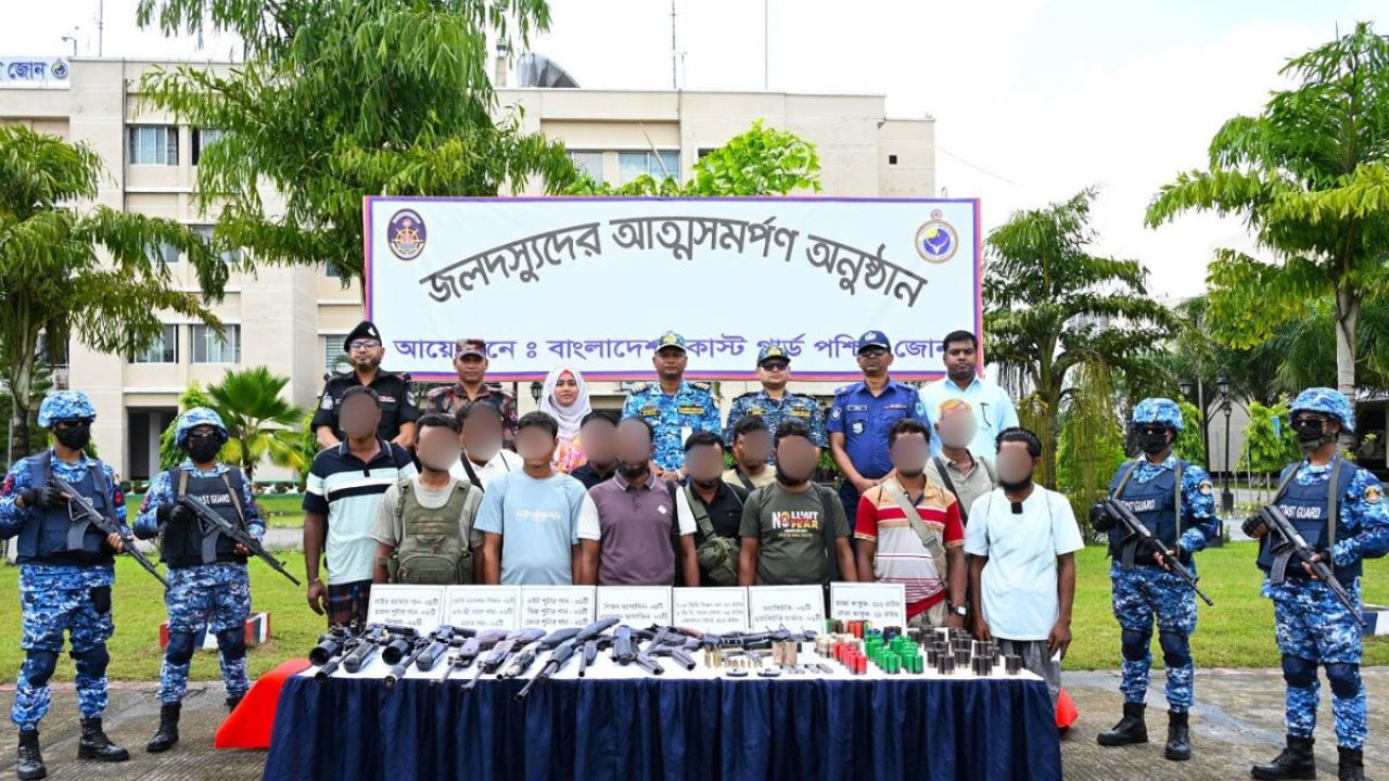 সুন্দরবনে 'নানা ভাই' বাহিনীর প্রধানসহ ১২ ডাকাতের আত্মসমর্পণ