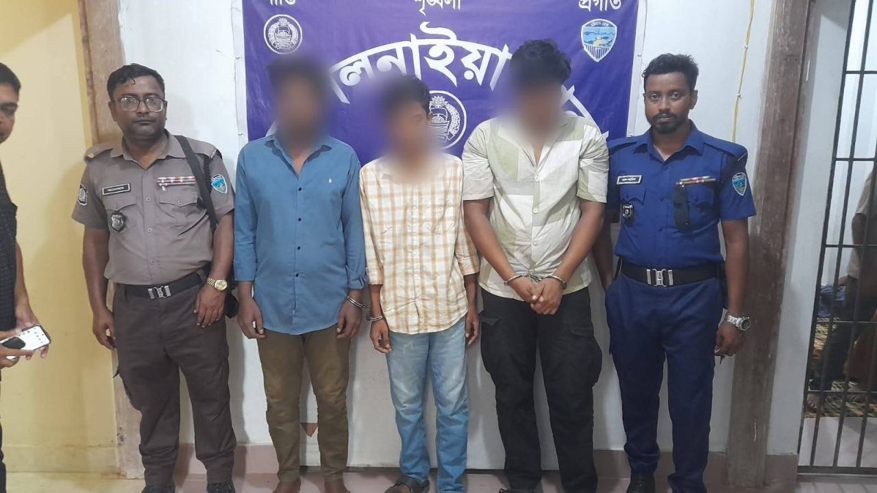 ফেনীতে ৩৫ লাখ টাকার ভারতীয় শাড়িসহ আটক ৩