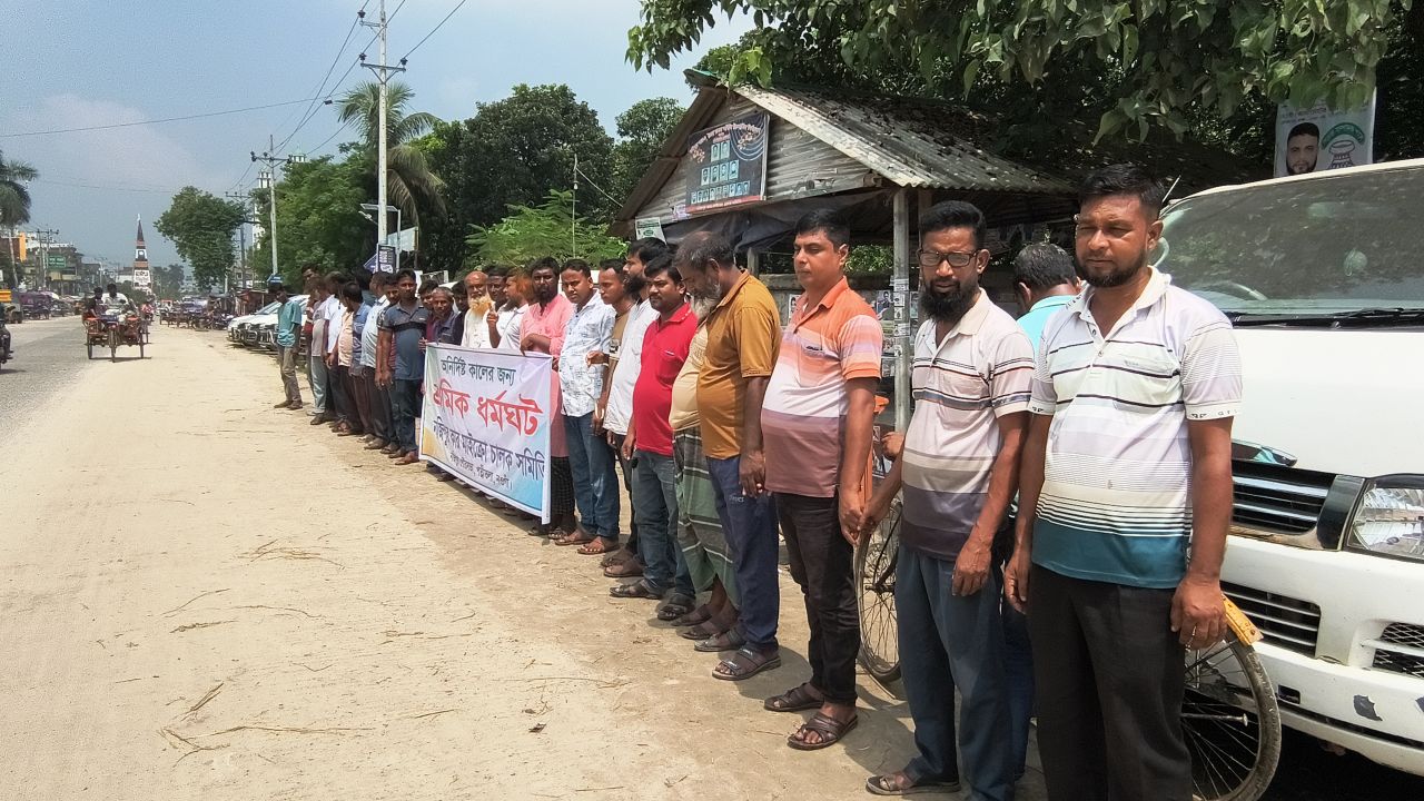 পত্নীতলায় কার-মাইক্রো চালকদের ধর্মঘট