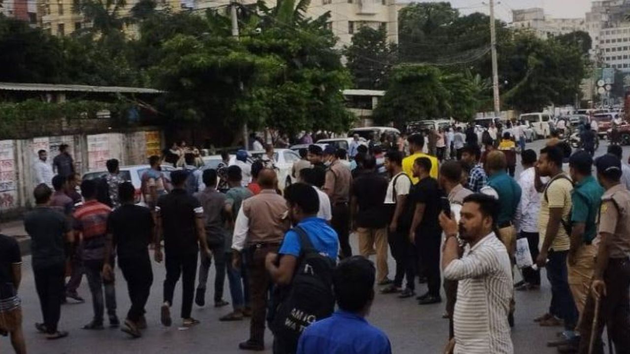 মহাখালীতে পরিবহন শ্রমিকদের অবরোধ, যাত্রীদের দুর্ভোগ