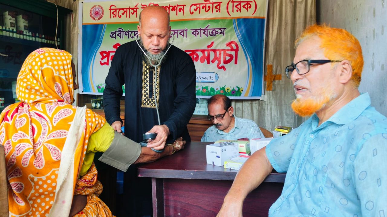 পলাশে ২ শতাধিক প্রবীণ পেলেন বিনামূল্যে চিকিৎসাসেবা