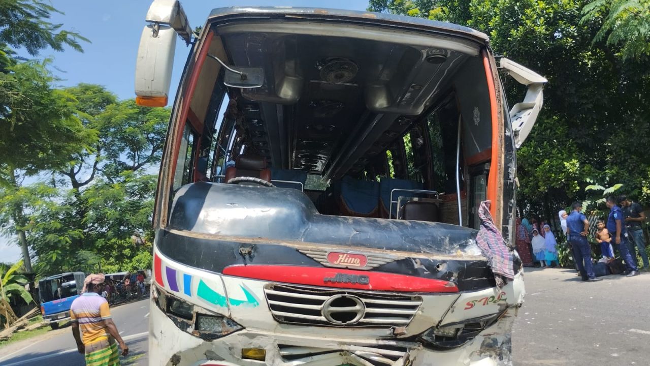 অল্পের জন্য বাঁচলেন বাসের ৫০ যাত্রী!