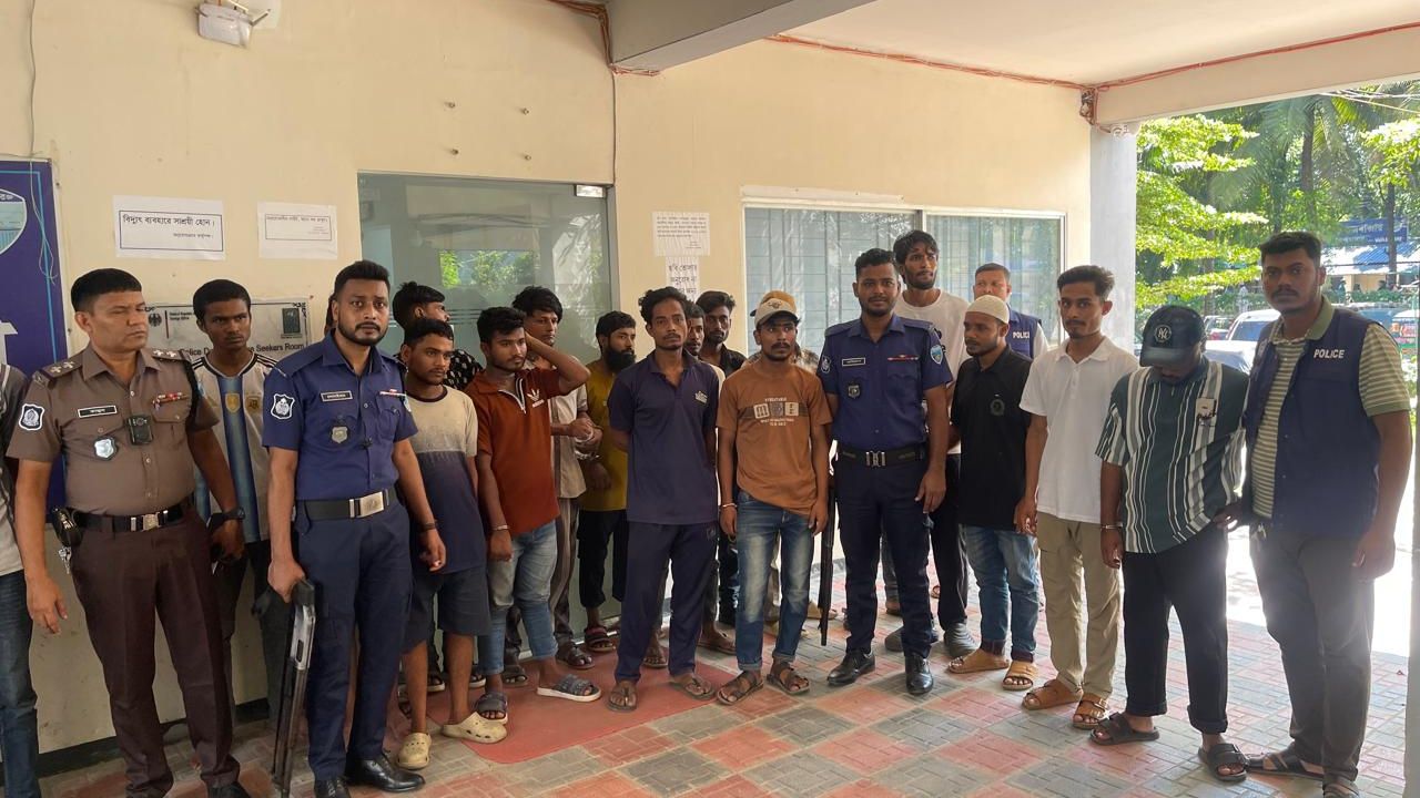 কক্সবাজারে পুলিশের সাঁড়াশি অভিযান, গ্রেপ্তার ৩০