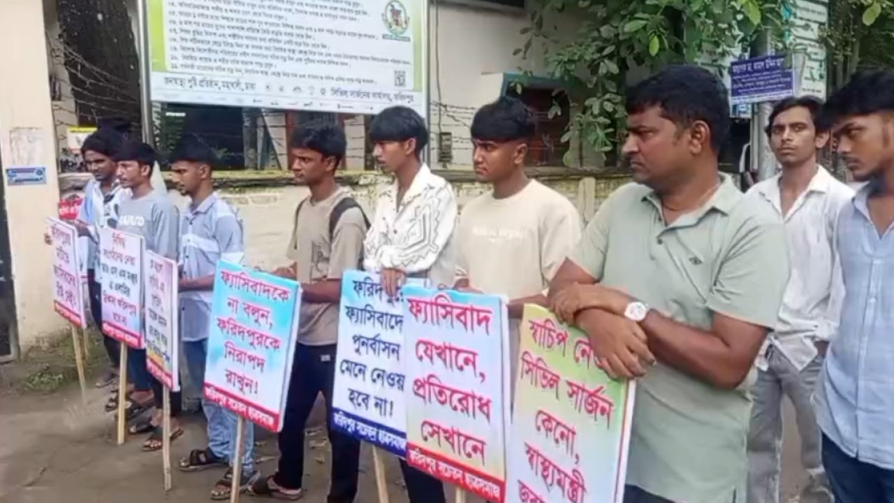 সিভিল সার্জনকে ‘ফ্যাসিস্ট’ আখ্যা দিয়ে সিভিল সার্জন কার্যালয় অবরোধ