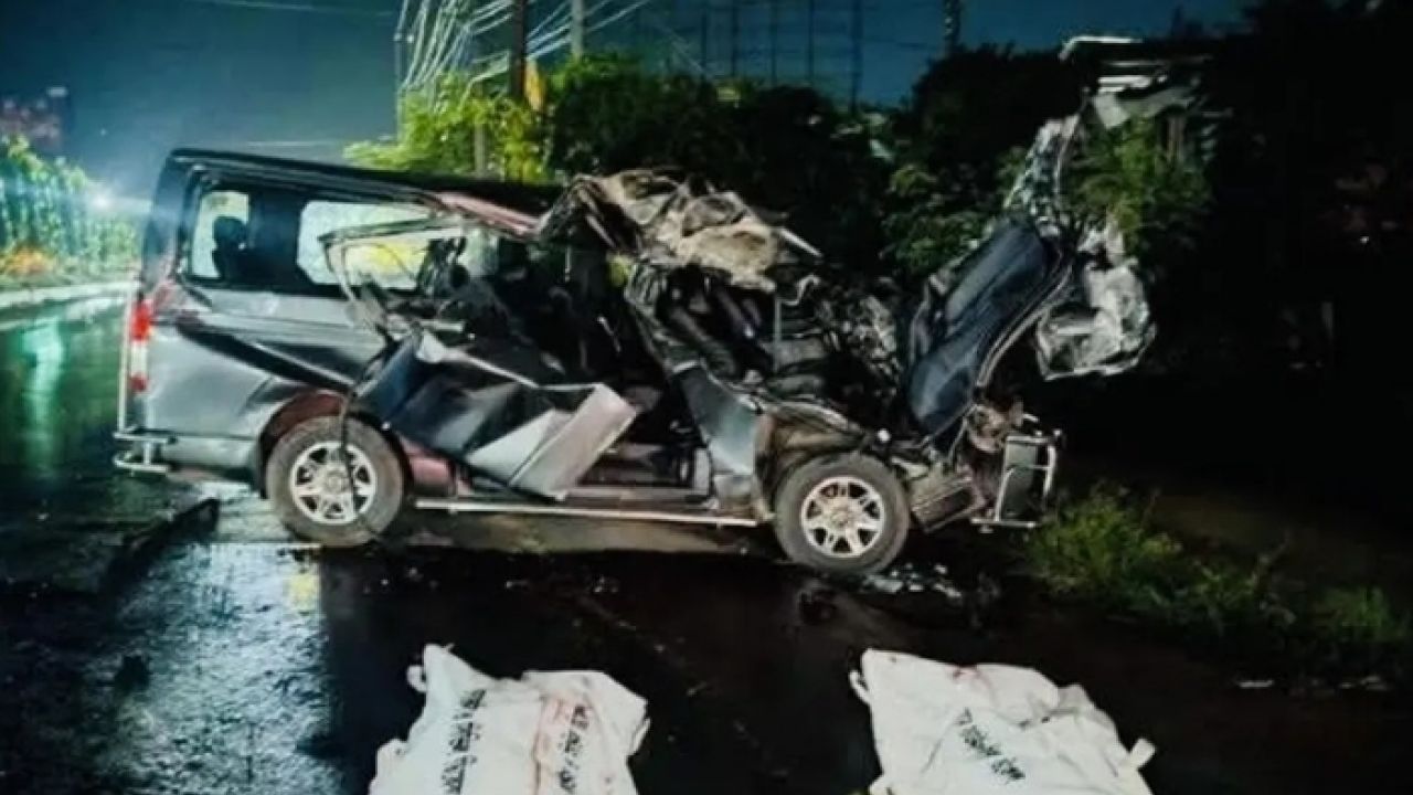 চট্টগ্রামে মাইক্রোবাস-কাভার্ডভ্যান সংঘর্ষে নিহত ৪, আহত ৫