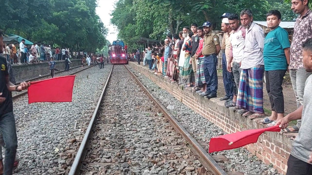 জয়রামপুরে ট্রেন থামিয়ে ৮ দফা দাবিতে মানববন্ধন