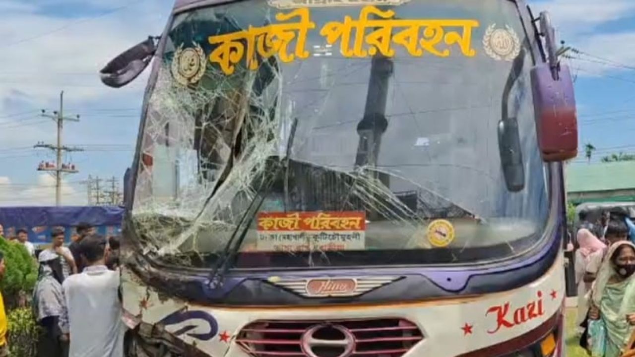 পাঁচদোনা সাকুরার মোড়ে বাস-কাভার্ডভ্যান সংঘর্ষে চালকসহ আহত ৪
