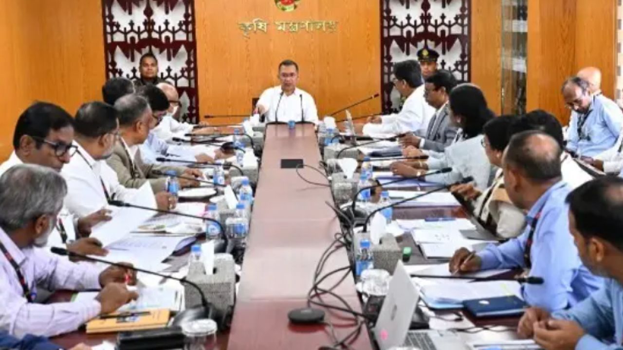 সিঁড়ি বেয়ে কৃষি মন্ত্রণালয়ে প্রধানমন্ত্রী: আমদানিনির্ভরতা ছেড়ে উৎপাদনের নির্দেশ