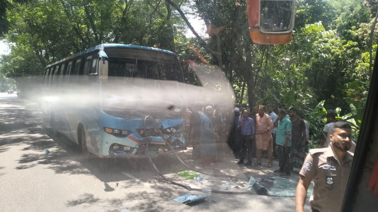 ঢাকা-বরিশাল মহাসড়কে পৃথক দুর্ঘটনা, আহত একাধিক