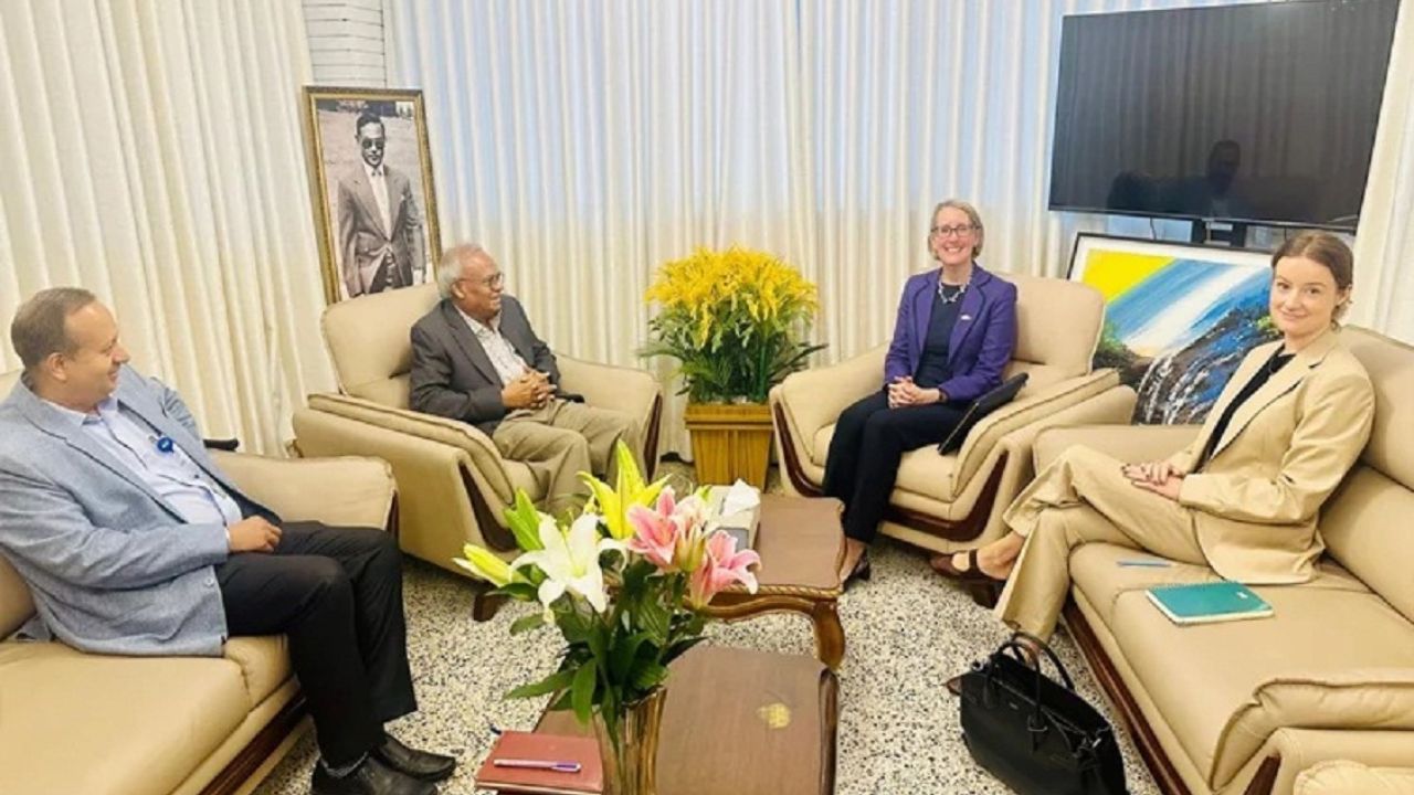 রিজভীর সঙ্গে ব্রিটিশ হাইকমিশনার সারাহ কুকের সৌজন্য সাক্ষাৎ
