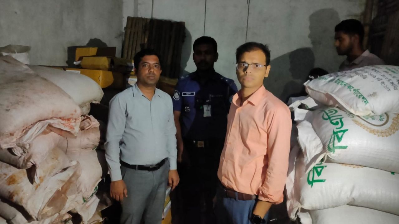 কুষ্টিয়ায় ৪৬ বস্তা সার উদ্ধার