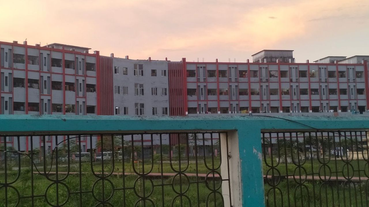বেড নেই, মেঝে ও সিঁড়িতেই ডেঙ্গু চিকিৎসা