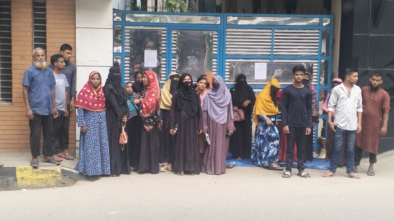 বকেয়া বেতনের দাবিতে বরিশালে শ্রমিকদের অবস্থান