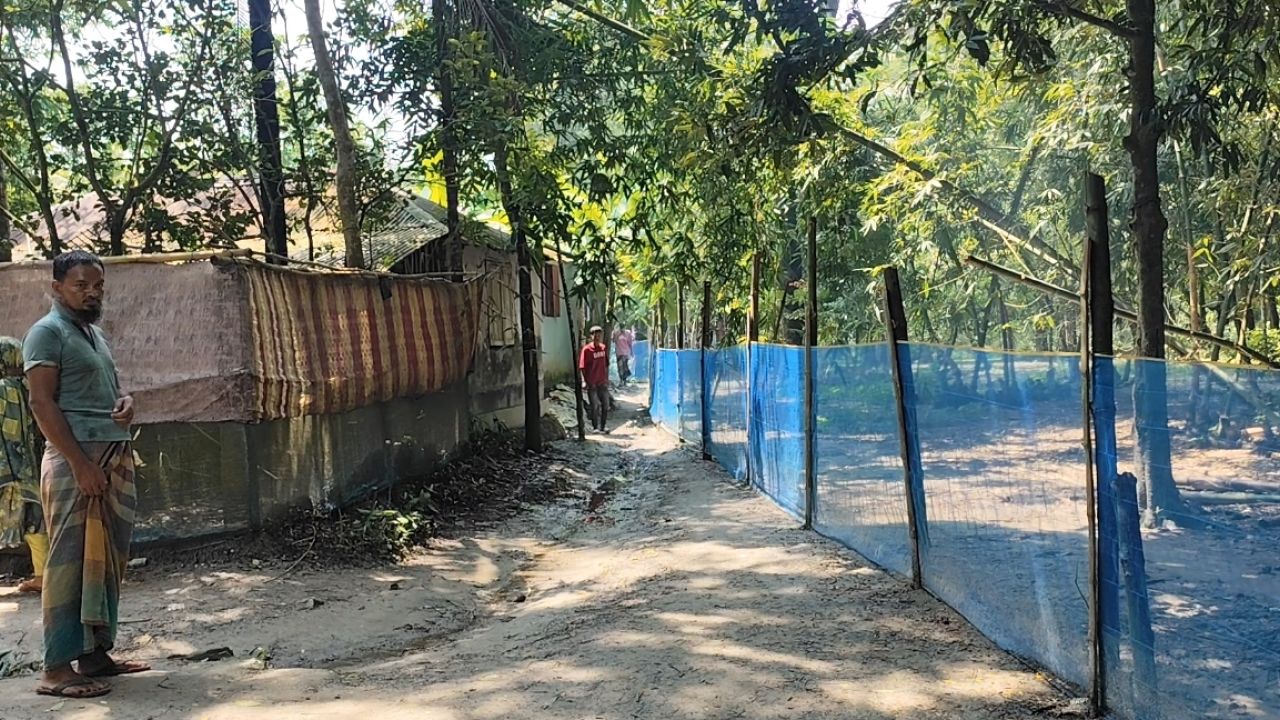 কালীগঞ্জে চলাচলের রাস্তায় বেড়া, আদালতের নির্দেশনা উপেক্ষার অভিযোগ