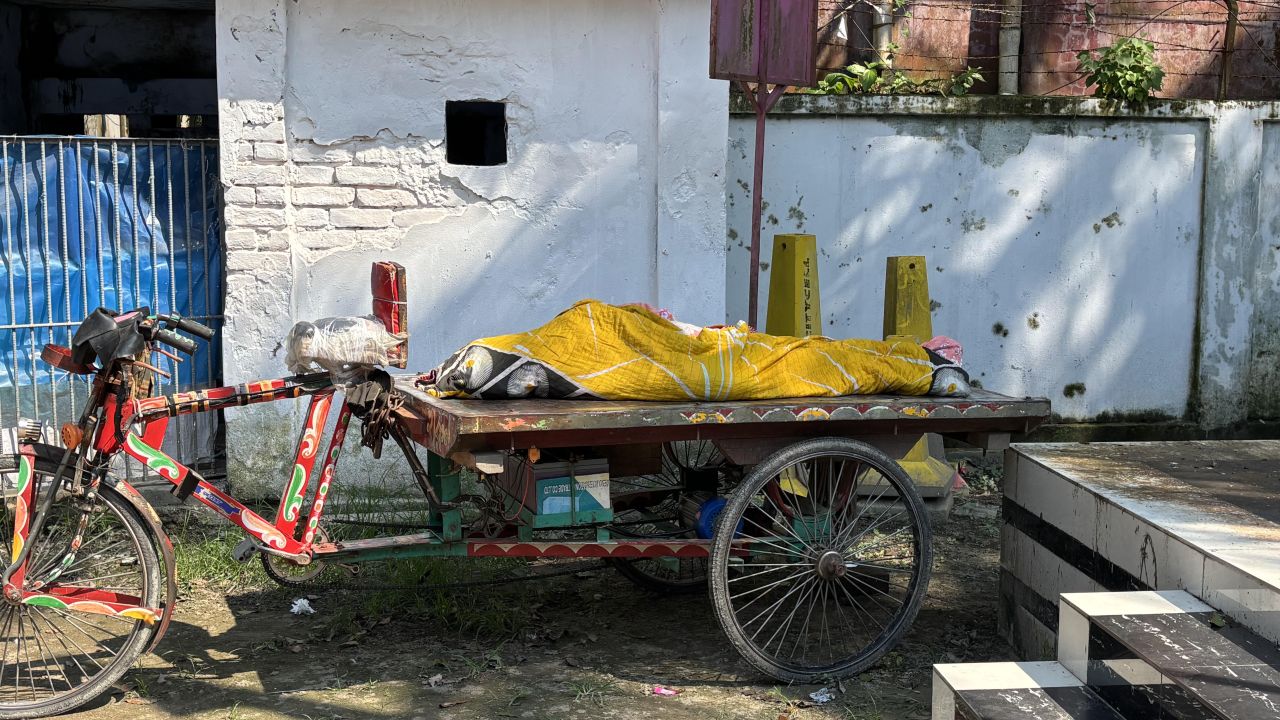 দোহারে ঘরের আড়ার সঙ্গে ঝুলন্ত গৃহবধূর মরদেহ উদ্ধার