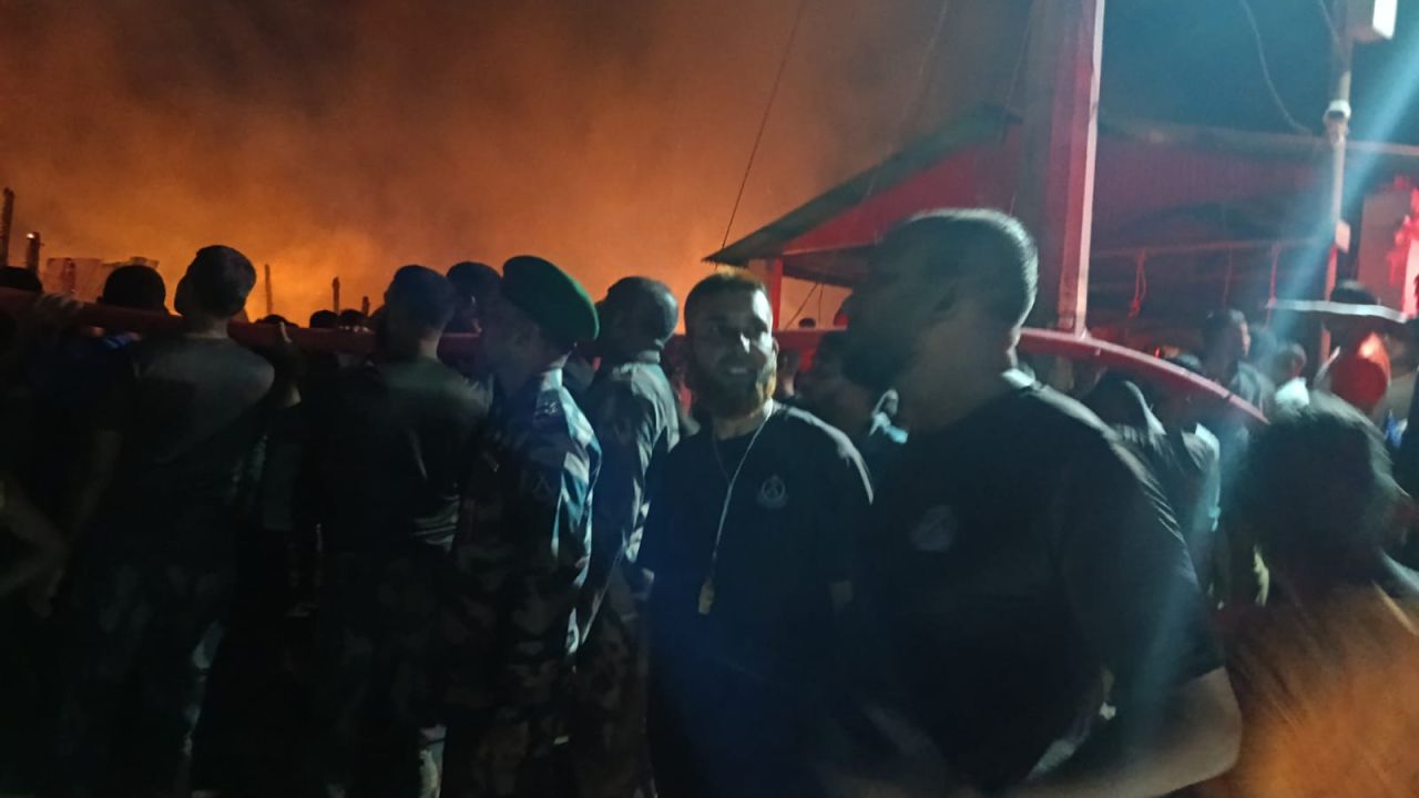 মধ্যরাতে আগুন: বিজিবির দ্রুতক্ষেপে রক্ষা পেল পুরো বাজার