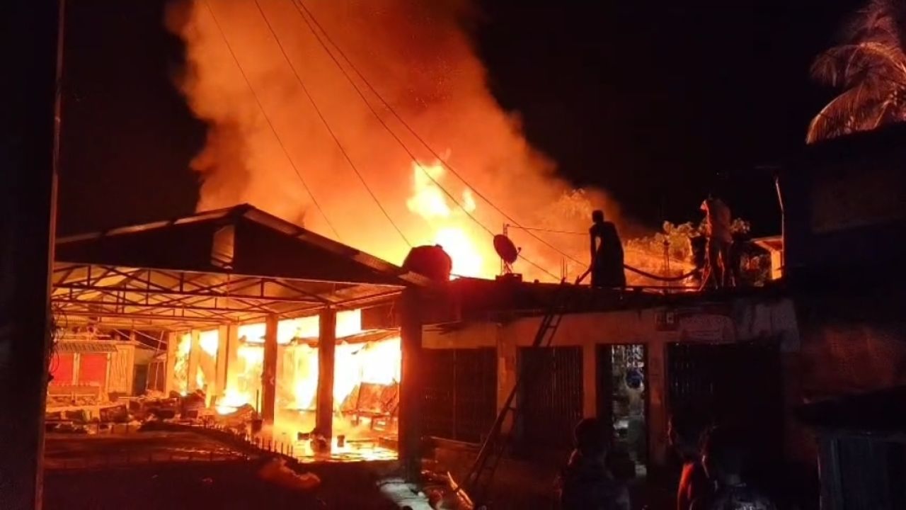 থানচিতে ভোররাতে ভয়াবহ আগুন, পুড়ল ১৩ দোকান