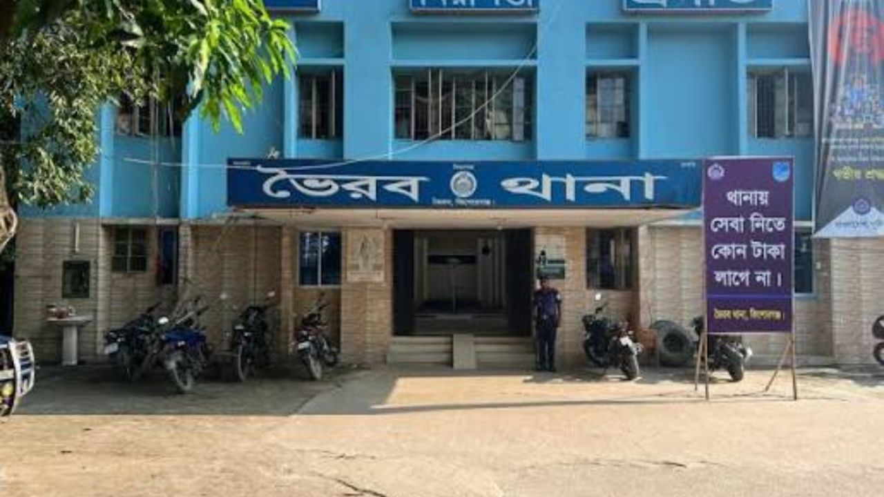 ভৈরবে রাস্তা আটকে ভিটা দখলের অভিযোগ