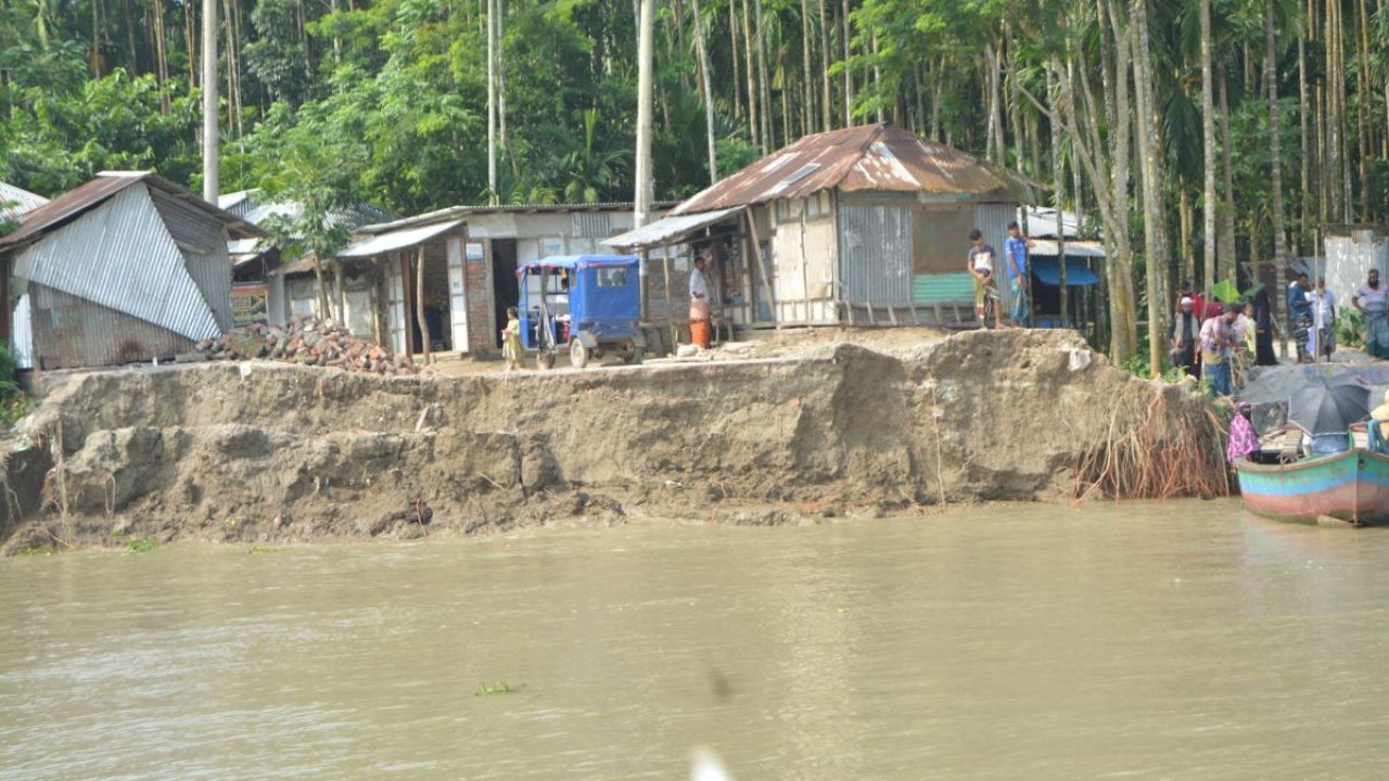 মেহেন্দিগঞ্জে ভয়াবহ নদীভাঙন, বিলে গেল ৫০ ঘর