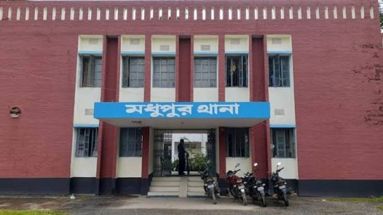 মধুপুরে ১ টন চোরাই পাঠ্যবই জব্দ, আটক ১
