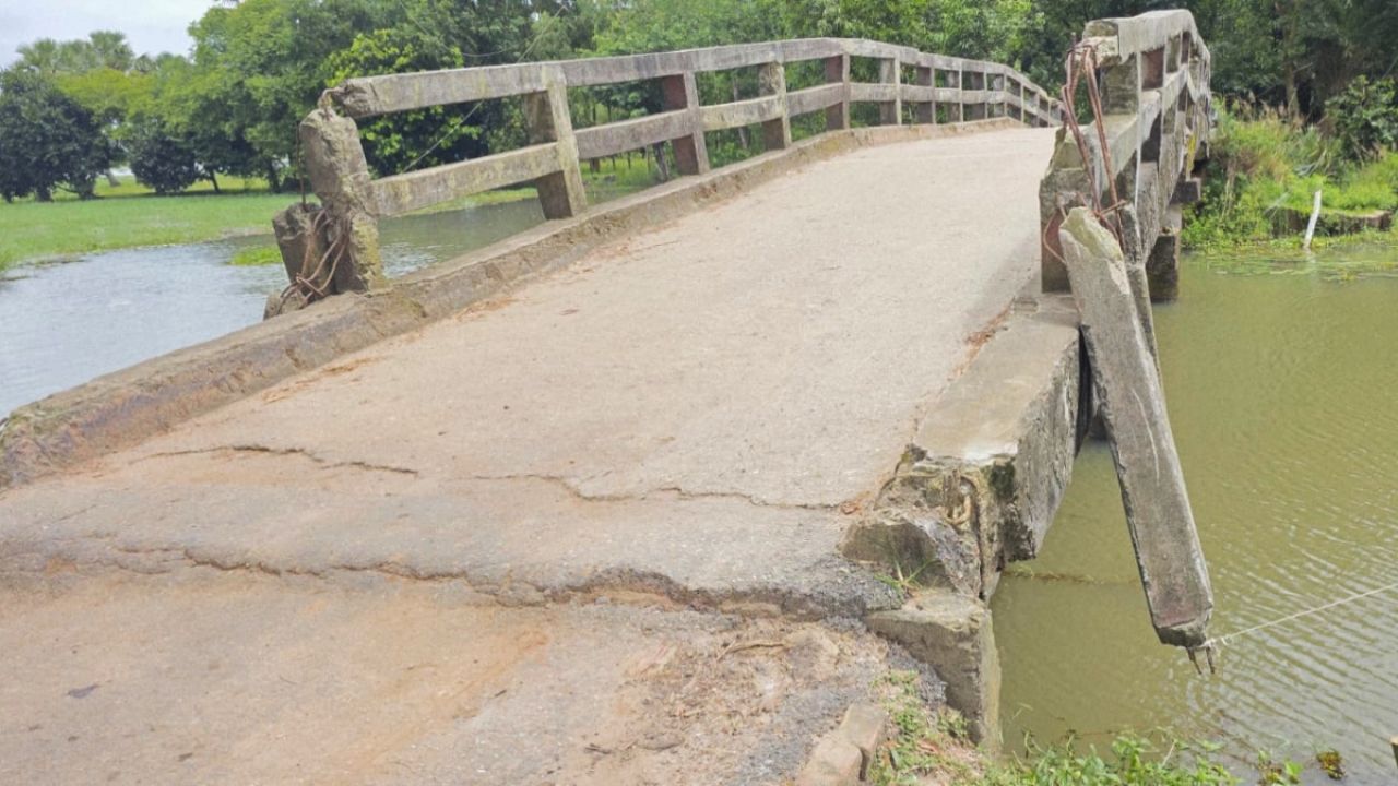 সেতু ভেঙে পড়ার শঙ্কায় ১০ গ্রামের হাজারো মানুষ 
