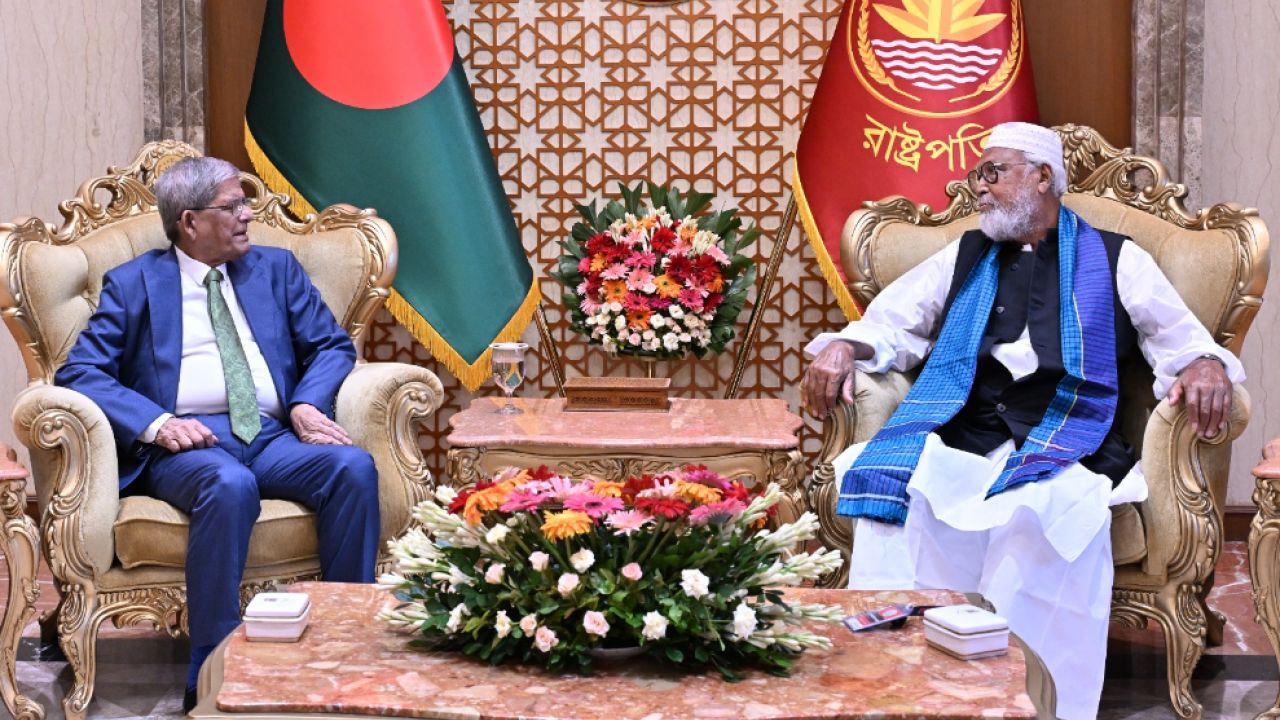 রাষ্ট্রপতির সঙ্গে কাদের সিদ্দিকীর সাক্ষাৎ, গামছা-বই উপহার
