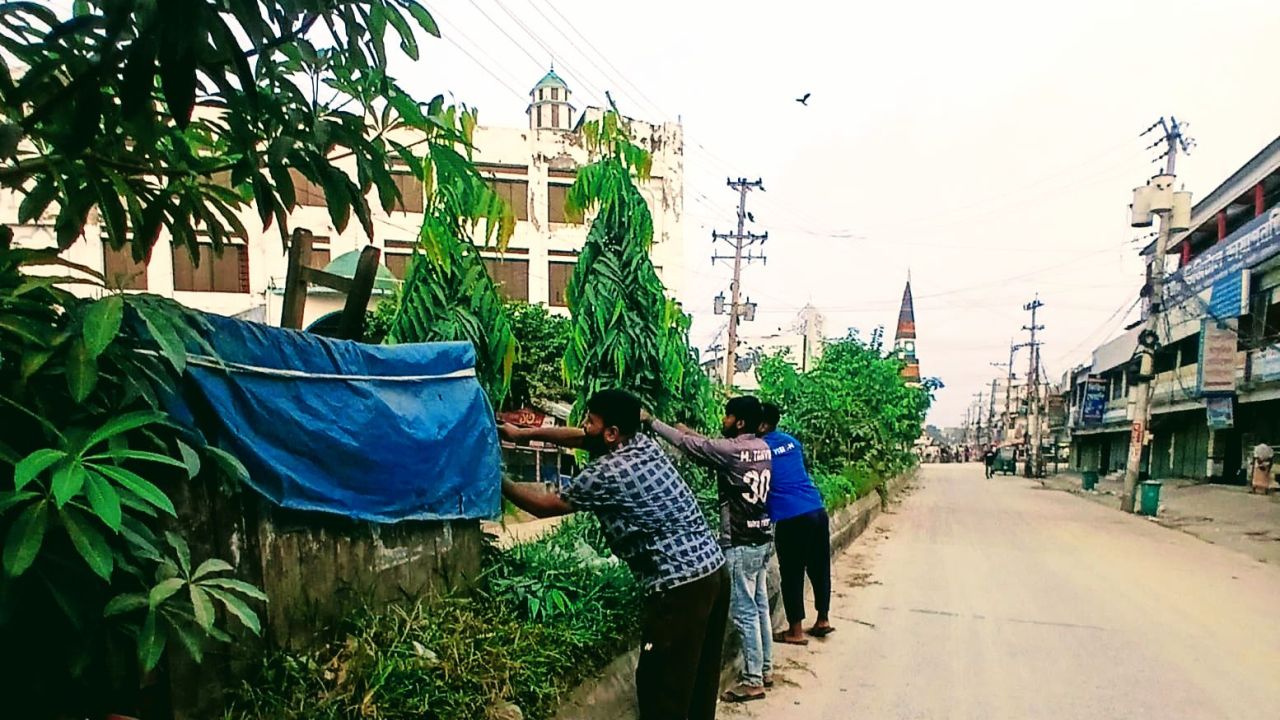 দুর্ঘটনা এড়াতে রাস্তায় নামলেন তিন তরুণ