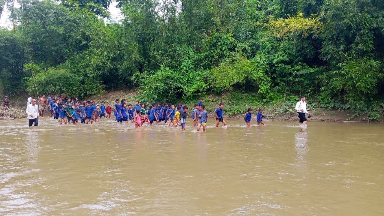 সেতুর অভাবে হাঁটু পানিতে পারাপার, বর্ষায় সাঁতার
