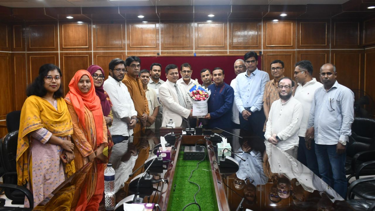 ফুলেল শুভেচ্ছায় সিক্ত বেরোবি ভিসির মাস্টারপ্ল্যান 