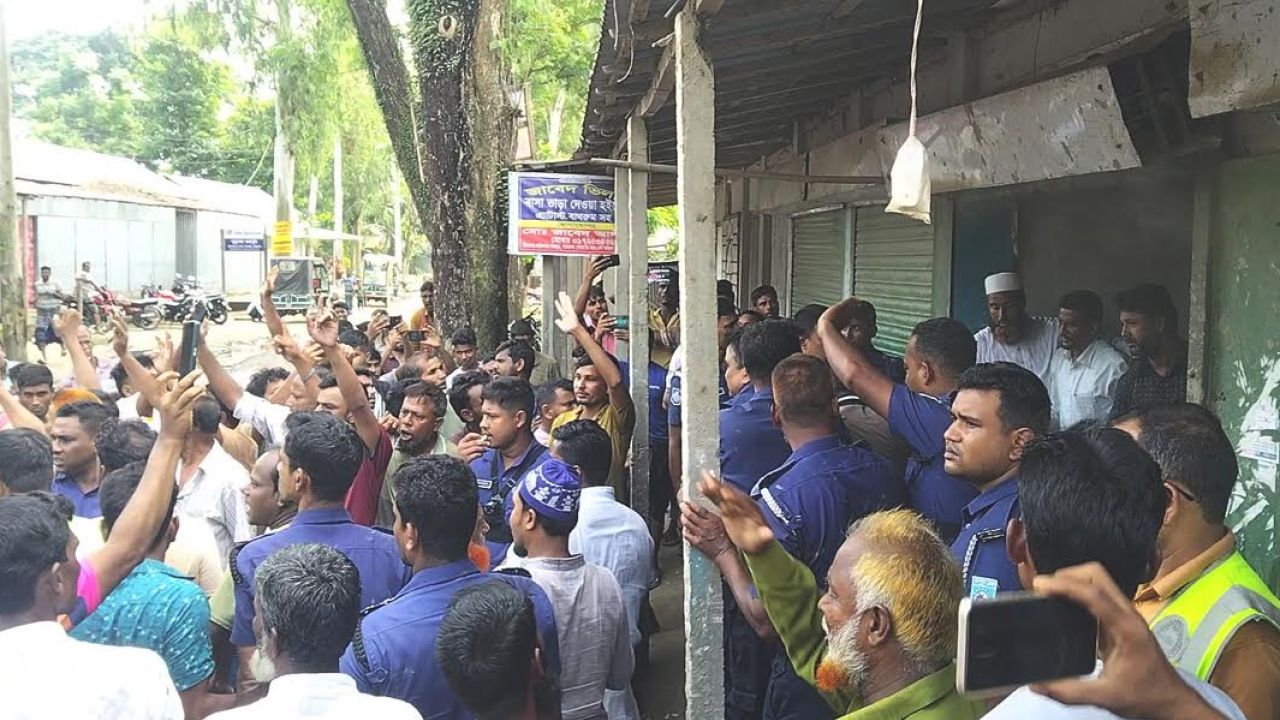 সারের দাবিতে নাগেশ্বরীতে কৃষি কর্মকর্তা অবরুদ্ধ