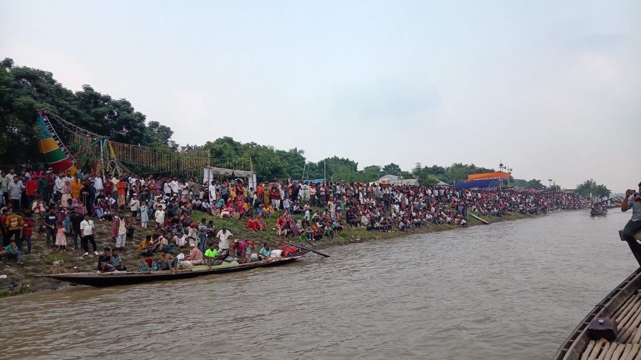 গড়াই নদে ছলাৎ ছলাৎ, দু’পাড়ে মহামিলন